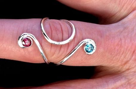 15 Pretty Ring Splint Jewelry for Ehlers-Danlos Syndrome, Arthritis Ring Splints, Thumb Brace, Thumb Splint, Hand Pain, Medical Jewelry, Copper Diy, Ehlers Danlos, Ring Tutorial, Pretty Ring