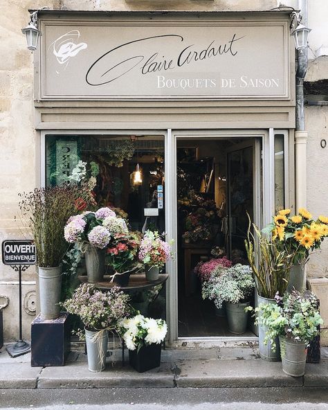 My French Country Home on Instagram: “Les fleurs de saison 🌸 Nothing better than a floral storefront! Discover our conversation with Paris-based photographer @alexandrine_ar -…” Florist Shop Interior, Flower Shop Decor, Flower Shop Design, My French Country Home, French Flowers, Flower Shops, Flower Store, Flower Meanings, Florist Shop