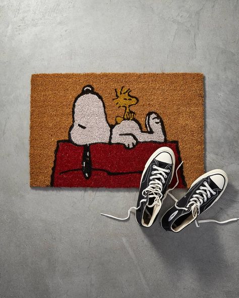 Goodhood on Instagram: “Peanuts' Snoopy doormat is back! It won't be around for long, so don't sleep on it... 👀🤭” Snoopy Things, Charlie Brown Cartoon, Mundane Objects, Snoopy Valentine, Fall Doormat, Christmas Prep, Don't Sleep, Christmas Doormat, Snoop Dog