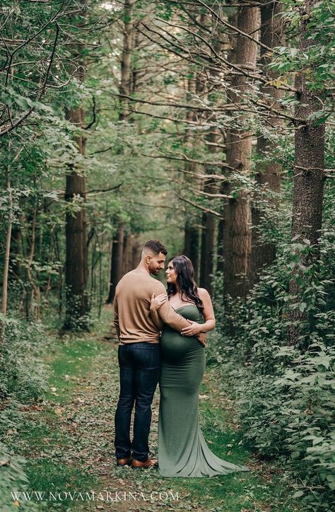 Fall Maternity Pictures, Couple Maternity Poses, Maternity Studio Photoshoot, Maternity Photography Family, Fall Maternity Photos, Maternity Photography Poses Outdoors, Outdoor Maternity Photos, Maternity Photography Poses Couple, Maternity Photo Outfits