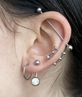 Emo Ear Piercings, Punk Ear Piercings, Triple Ear Piercing Ideas, Piercing Ideas Aesthetic, Eat Piercings, Piercing Combinations, Triple Ear Piercing, Ear Piercing Names, Piercing Aesthetic