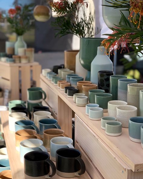 Stall set up Ceramic Craft Fair Display, Ceramic Market Stall Display Ideas, Pottery Market Stall, Pottery Stall Display Ideas, Aesthetic Market Stall, Ceramic Art Fair Booth, Ceramic Market Stall, Fair Stand Design, Pottery Booth Display