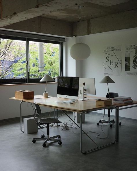 Architect Desk Workspaces, Interior Design Workspace, Studio Workspace, Design Studio Workspace, Design Studio Office, Small Office Design, Workspace Inspiration, Architecture Studio, Workspace Design