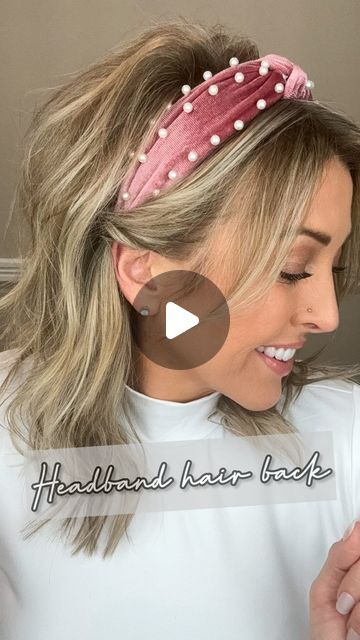 Ashley Erickson on Instagram: "New favorite hairstyle unlocked 🤩 If you don’t know how to wear a headband, let me show you the CUTEST way 🙌🏻 This is also such a great way to keep those bands secure 👏🏻👏🏻👏🏻 . . #hairstyle #headband #headbandhair #headbandhack #Hairhack #hairreel #reelhair #finehair #thinhair #easyhair #easyhairstyle #hairgoals #hairlove #hairoftheday #hairofinstagram #hairdo #hairideas #hairvideo #hairvideos #layeredhair #haircut #haircolor #hairstyles #hairaccessories #everydayhair" Quick Hairstyles With Headbands, Headband Shoulder Length Hair, Headbands For Long Hair, Short Blonde Hair With Headband, Headband Ideas For Women, Wearing A Headband With Bangs, Bob Hairstyles With Headbands, How To Style Hair With A Headband, Hairstyle For Headband