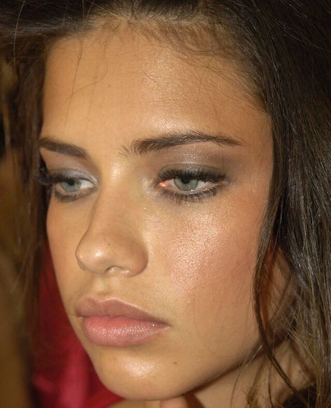 90s Models Makeup, Adriana Lima Eyes, Adrina Lima, Adriana Lima Makeup, Bombshell Makeup, Adriana Lima Young, 90s Makeup, Model Aesthetic, Models Makeup