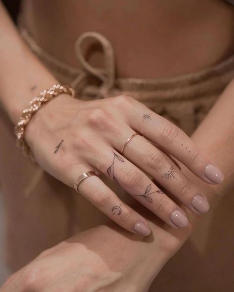 Simple Finger Tattoo, Small Finger Tattoos, Tato Henna, Finger Tattoo For Women, Hand And Finger Tattoos, Finger Tattoo Designs, Hand Tattoos For Women, Small Hand Tattoos, Classy Tattoos