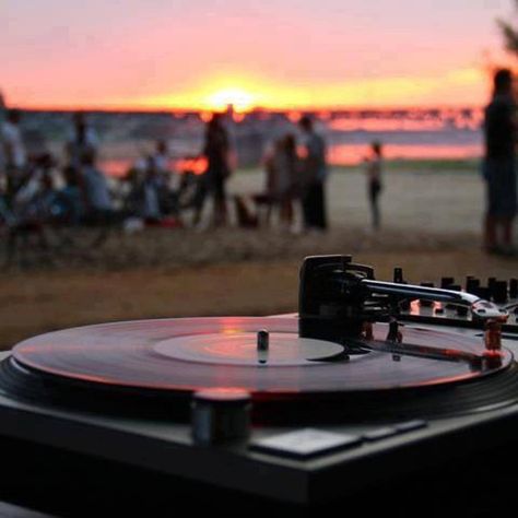 am i the only one who seriously wishes there were actually beach parties with record players and beautiful sunsets? cause, i don't know about you, but i have never been to one Dj On The Beach, Beach Dj Party, Music On The Beach, Sunset Music, Sunset Cocktail, Dj Table, Dj Vinyl, Record Turntable, Sunset Party