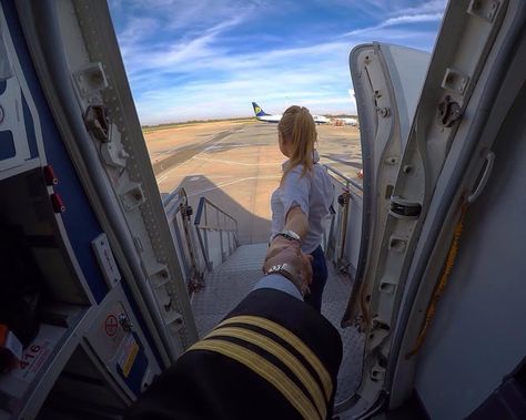 Flight Attendant Aesthetic, Pilot Aesthetic, Aviation Mechanic, Airplane Food, Pilot Wife, Airplane Wallpaper, Flight Attendant Life, Female Pilot, Flight Crew