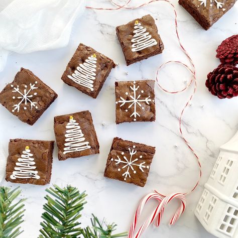 Brownie Decorating Ideas, Holiday Bakes, Decorated Brownies, Brownie Vegan, Christmas Pastries, Christmas Brownies, Xmas Desserts, Gold Sprinkles, Brownies Recipe