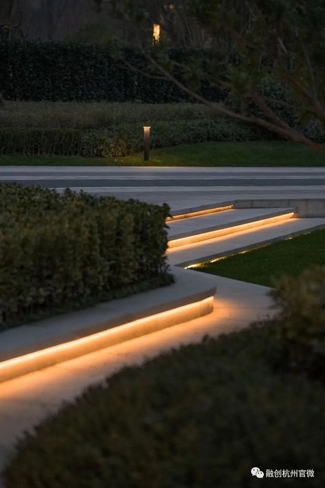 Modern Landscape Plants, Landscape Wall Lighting, Villa Facade Lighting, Yard Lighting Ideas, Garden Design Patio, House Front Garden, Front Garden Design Ideas, Ground Lighting, Modern Exterior Lighting