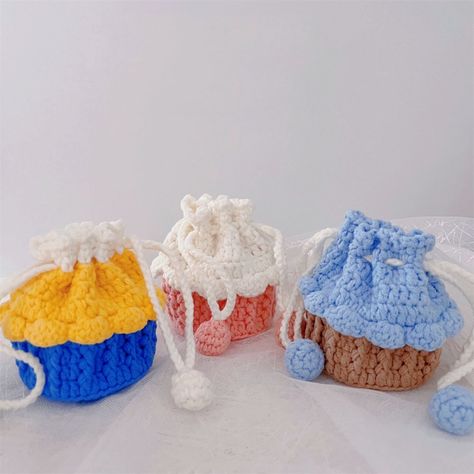 Crochet cupcake bag patterns will help you to make a crochet birthday gift for your kids or friends. Crochet Cupcake Bag, Sanrio Birthday, Crochet Birthday, Crochet Drawstring Bag, Crochet Cupcake, Crochet Drawstring, Bag Pattern Free, Crochet Pouch, Crochet Bags