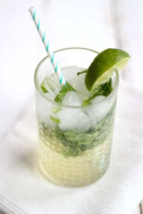 Alcoholvrije mojito ( filmpje) - Lekker en Simpel Mojito Recept, Virgin Mojito, Recipe Web, Cocktail Shots, Superfood Smoothie, Fruit Drinks, Smoothie Drinks, Drinks Smoothies, Gin And Tonic