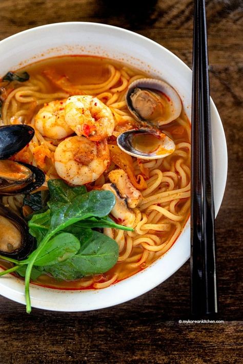 A bowl of jjampong (Korean spicy noodle soup) topped with prawns, mussels and littleneck clams. | MyKoreanKitchen.com Jjampong Recipe, Ramen Noodle Recipes Soup, Korean Seafood, Littleneck Clams, Seafood Ramen, Spicy Seafood, Korean Soup, Spicy Noodle, Korean Kitchen