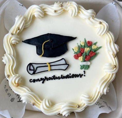 Law Cake Design, Graduation Cake Ideas Aesthetic, Graduation Cakes Aesthetic, Grad Dinner Ideas, Simple Grad Cake, Senior Cake Ideas, You Did It Cake, Bento Cake Graduation, Small Graduation Cakes