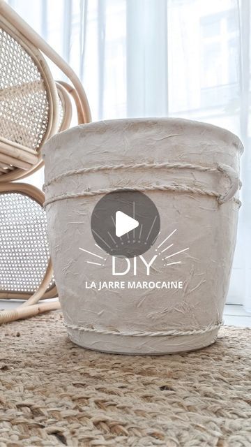 DIY cache pot en papier mâché.  Imitation jarre marocaine. Poterie. Paper Mache Diy Projects, Diy Pot Plants, Paper Mache Design, Pot Diy, Plant Pot Diy, Diy Pots, Jar Diy, 15 Diy, Instagram Diy