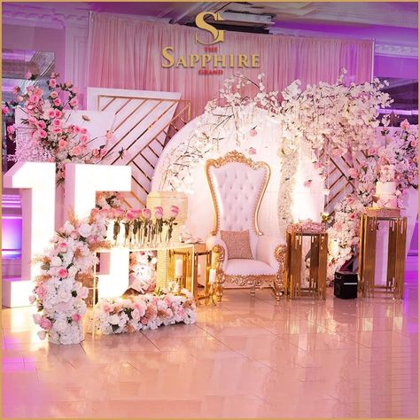 Quince Decorations Flowers, Pink And Gold Quince Tables, Quinceanera Pink Theme Ideas, 15s Theme Ideas, Blush Sweet 16 Decorations, Royalty 15 Theme, Coral Quinceanera Decorations, Pink Quinceanera Venue Ideas, Decoration Ideas For Quinceanera