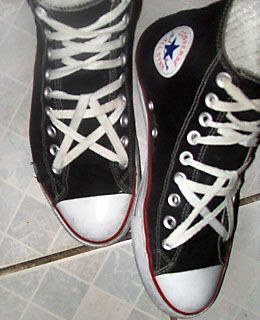 pentagram star laces shoes converse Grunge Shoes, Ways To Lace Shoes, How To Tie Shoes, Dr Shoes, K Fashion, Black Converse, White Converse, Star Shoes, Shoe Lace Patterns