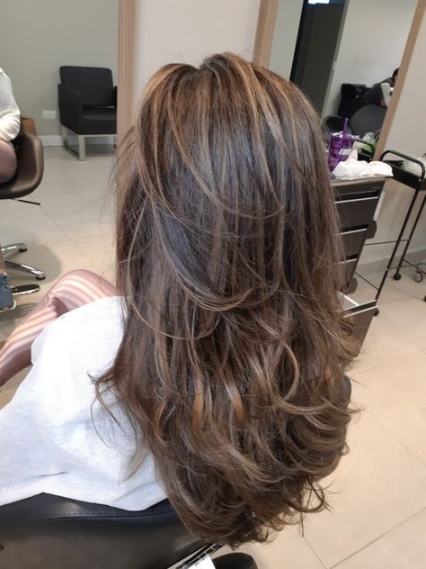 Rambut Brunette, Brown Hair Looks, Brown Hair Inspo, Brunette Hair With Highlights, Textured Layers, Hair Streaks, Stronger Hair, Hairstyles For Layered Hair, Highlights Brown Hair