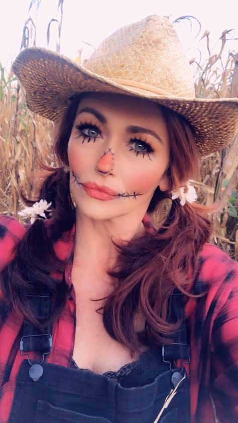 Diy Woman’s Scarecrow Costume, Scarecrow Face Makeup For Women, Scarecrow Ideas Makeup, Easy Scarecrow Makeup Tutorial, Scarecrow Costume Plus Size, Cute Scarecrow Hairstyles, Women’s Scarecrow Diy, Scare Crow Make Up For Women Easy, Pumpkin And Scarecrow Costume