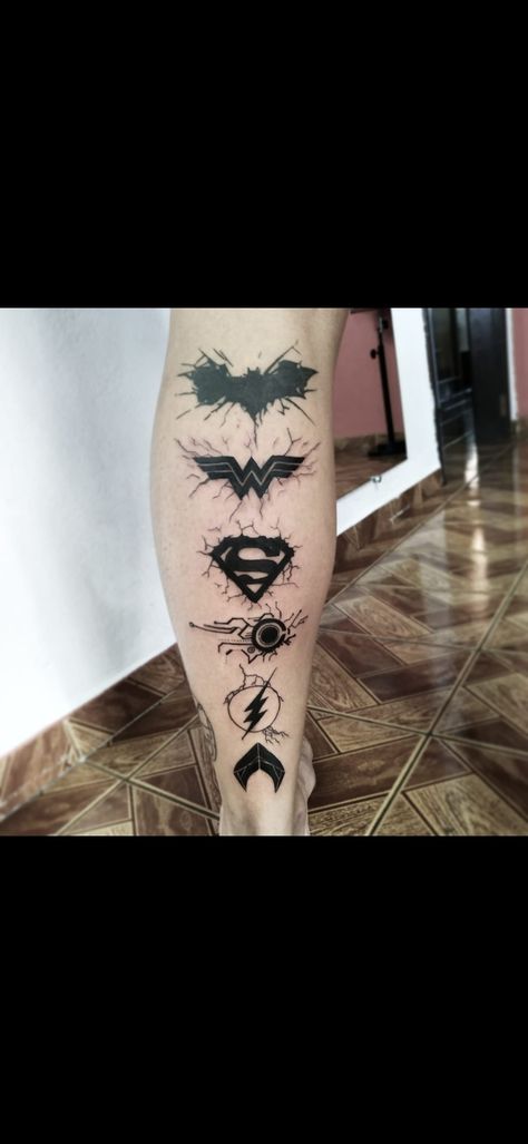 Liga da Justiça Dc Comics Tattoos Ideas, Superhero Tattoos For Men, Hero Tattoo Ideas, Justice League Tattoo, Batman Tatoos, Dc Tattoo Ideas, Super Hero Tattoos, Superman Tattoo, Superman Tattoos