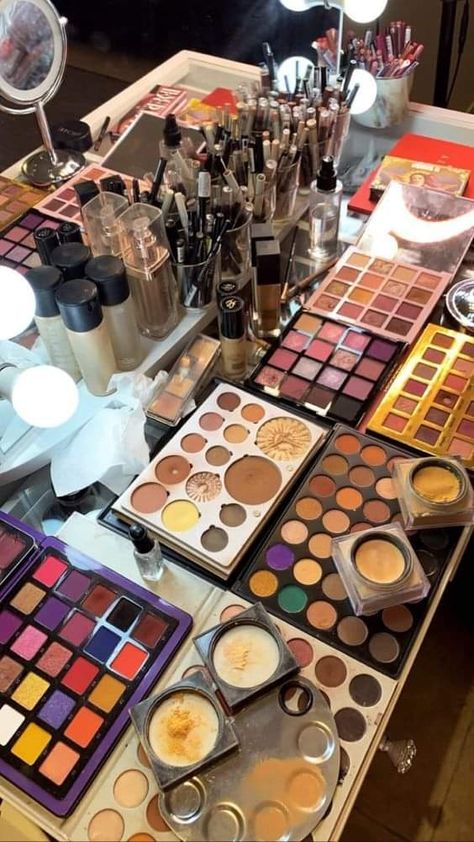 Make Up Artist Aesthetic, Make Up Artist Photoshoot, Mua Aesthetic, Dollar Store Makeup, Makeup Artist Aesthetic, Makeup Artist Working, Makeup Artist Kit Essentials, Makeup Influencer, Beauty Job