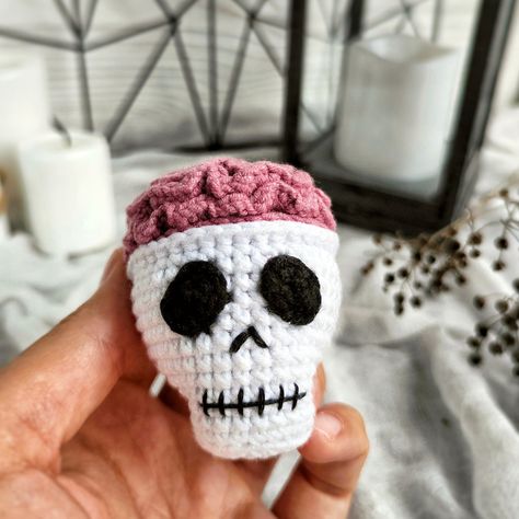 Amigurumi skull crochet pattern 3 in 1 Skull Crochet Pattern, Skull Crochet, Crochet Skull Patterns, Crochet Skull, Skull Keychain, Keychain Crochet, Adornos Halloween, Halloween Crochet Patterns, Skull Pattern