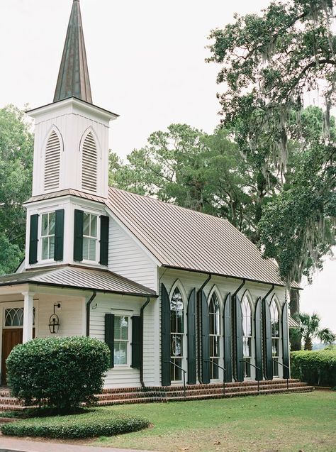 Autumn & Philip planned a luxurious getaway for the two of them and their closest family and friends at the gorgeous Montage Palmetto Bluff in Bluffton, South Carolina. Autumn & Philip’s Southern Vogue Wedding was a planning and travel experience that quite literally took us places we never expected, but it was an utter delight throughout! Venues | Ceremony Venue | Reception Venue | The Montage Palmetto Bluff, Charleston South Carolina Wedding Venues, Wedding Venue South Carolina, Palmetto Bluff South Carolina, Wedding Venue Mansion, Southern Garden Wedding, Montage Palmetto Bluff Wedding, South Carolina Wedding Venues, Traditional Southern Wedding