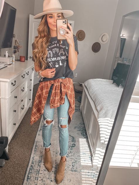 Winter Concert Outfit Country, Country Women Outfits, Romantic Outfit Winter, Country Casual Outfits, Nashville Fits, Country Outfits Women, Trendy Mom Outfits, Nashville Outfit, October Outfits