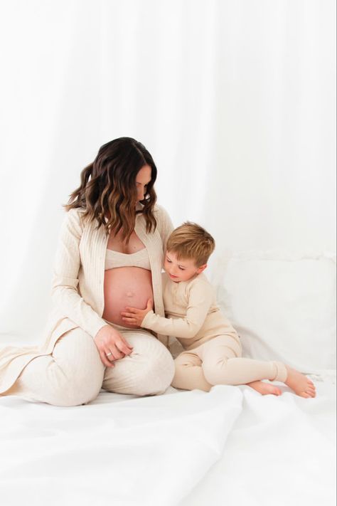 Lounge Maternity Photoshoot, Cozy Maternity Shoot Studio, Maternity Lounge Outfit, At Home Maternity Shoot With Toddler, Studio Maternity Shoot With Toddler, Maternity Shoot With Toddler, Indoor Maternity Photos, Prego Pics, Maternity Shoot Outfit