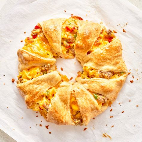 Croissant Breakfast Ring, Sausage Egg Cheese Croissant Casserole, Breakfast Croissant Ring, Egg Croissant Breakfast, Croissant Ring Recipe, Sausage Egg And Cheese Crescent Rolls, Sausage Egg Croissant, Sausage Croissant Rolls, Croissant Breakfast Pie