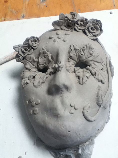 Sculpture Mask Ideas, Masks Ceramic Ideas, Clay Moon Mask, Flower Mask Design, Clay Masks Ceramics Faces, Mask Clay Sculpture, Clay Face Mask Sculpture, Face Mask Ideas Art, Clay Mask Ceramics