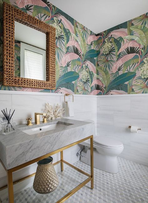 Chic Powder Room, Tropical Chic Decor, Interior Design Hospitality, Vintage Rug Bathroom, Tropical Places, Wallpaper Bathroom, Cozy Furniture, Aluminum Art, Art Panels