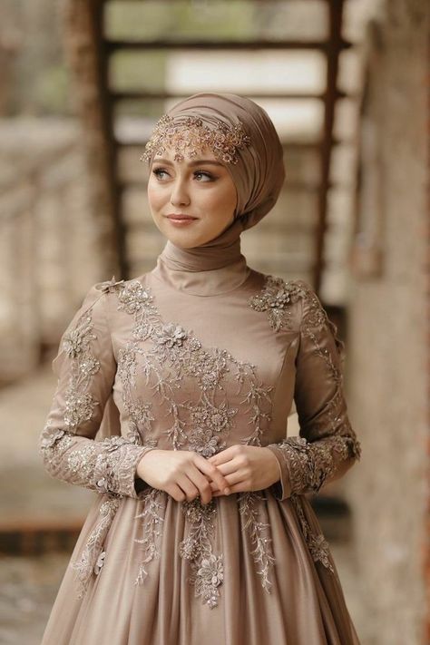 Arabic Gowns With Hijab, Gowns With Hijab, Arabic Gowns, Soirée Dresses, Wedding Hijab Styles, Hijab Dress Party, Muslimah Wedding Dress, Muslimah Wedding, Hijab Wedding Dresses