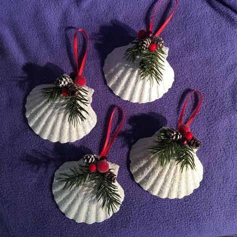 #christmasornaments Cleaning Seashells, Shell Angels, Shell Projects, Seashell Christmas Ornaments, Seashell Christmas, Beach Christmas Decorations, Beach Christmas Ornaments, Shell Flowers, Seashell Ornaments