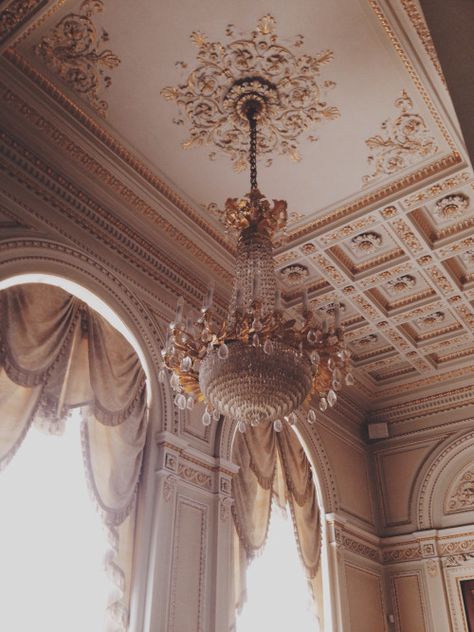 Photowall Ideas, Architecture Baroque, Royalty Aesthetic, Royal Aesthetic, Photographie Portrait Inspiration, Gold Aesthetic, Baroque Architecture, Princess Aesthetic, Classical Architecture