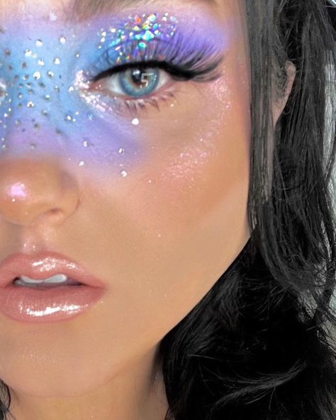 Unicorn makeup is perfect for someone looking to experiment with glitter, rhinestones, and whimsical styles. It's ideal for special occasions like Halloween. Click the article link for more photos and inspiration like this // Photo Credit: Instagram @sylv93 // #beginnerunicornmakeupeasy #easyunicornmakeup #unicornmakeup #unicornmakeupbrushes #unicornmakeupideas #unicornmakeuplooks Make Up For Unicorn Costume, Kids Unicorn Face Paint, Glitter Mask Makeup, Kids Unicorn Makeup Halloween, Unicorn Inspired Makeup, Zombie Unicorn Makeup, Simple Alien Makeup Looks, Unicorn Makeup Kids Easy, Easy Face Paint Halloween Women