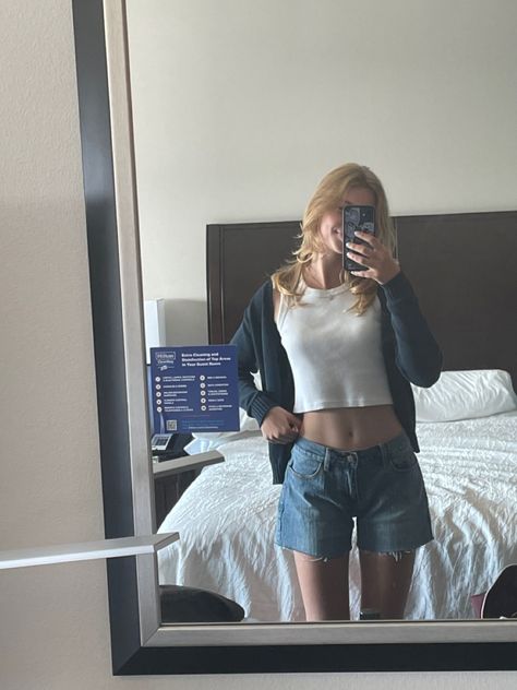 Casual Summer Outfits Denim Shorts, Low Waist Jean Shorts Outfit, Denim Short Shorts Outfit, Denim Shorts Low Waist, Low Waisted Jean Shorts Outfit, Low Waisted Bottoms, Low Waist Shorts Outfit Aesthetic, Low Waisted Denim Shorts Outfit, Low Rise Cargo Shorts Outfit