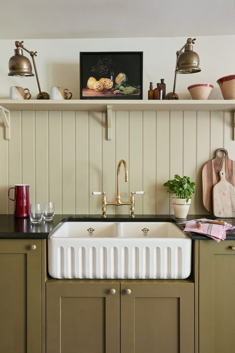 Kitchen Splashback Ideas Silestone Worktop, Galley Kitchen Renovation, British Kitchen, Tongue And Groove Walls, Small Seating Area, Green Kitchen Cabinets, London Kitchen, Wood Accent Wall, Kitchen Splashback