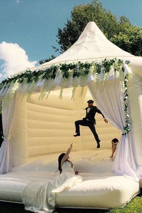 Wedding Bounce Castle, Wedding Reception Bounce House, Wedding Outside Reception, Bouncing Castle Wedding, Instagramable Wedding Ideas, Simple Wedding Dress Ruffles, Fun Party Wedding Ideas, Bounce Castle Wedding, Wedding Jumpy House