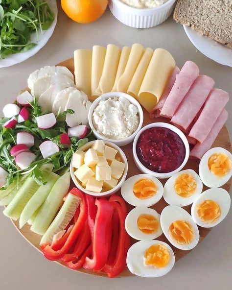 Amazing Food Platters, Party Food Buffet, Catering Ideas Food, Party Food Platters, Easy Food Art, Food Displays, Food Garnishes, Buffet Food, Party Food Appetizers