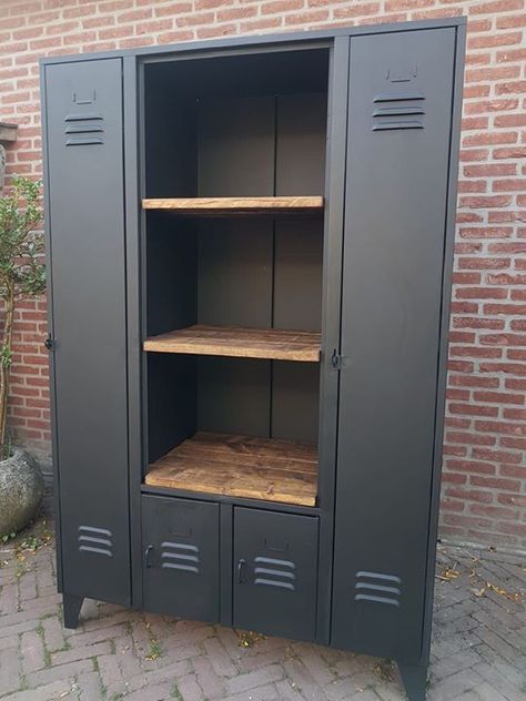 Officine In Garage, Industrial Lockers, Vintage Lockers, Metal Lockers, Industrial Storage, Boys Bedrooms, Industrial House, Flipping Furniture, Redo Furniture