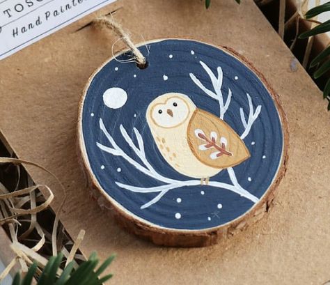 Wood Slice Art Easy, Easy Wood Burning Ideas Simple, Rustic Painting Ideas, Christmas Ornaments On Wood Slices, Hand Painted Christmas Ornaments Wooden Wood Slices, Hand Painted Christmas Ornaments Wooden, Wooden Ornaments Diy Wood Slices, Wood Disc Ornaments, Wooden Slice Painting