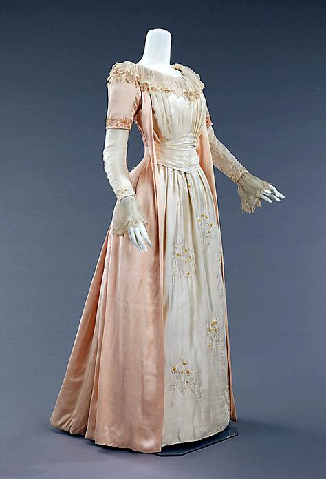 Silk tea gown, ca. 1885, Liberty & Co. (British, f. London, 1875) 1890 Fashion, Divine Fashion, Gaun Abad Pertengahan, London Tea, 1880s Fashion, Tea Gown, Mode Retro, Historical Dress, Historic Fashion