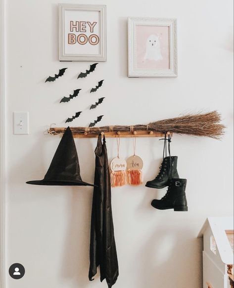 Whimsigoth Fall Decor, Hocus Pocus Room Ideas, Black Twigs Halloween, Halloween Decorations On Stairs, Aesthetic Halloween Decorations Outdoor, Cute Halloween Fall Decor, Halloween Home Decorations Diy, Halloween Decorations Stairs, Witch Themed Decor