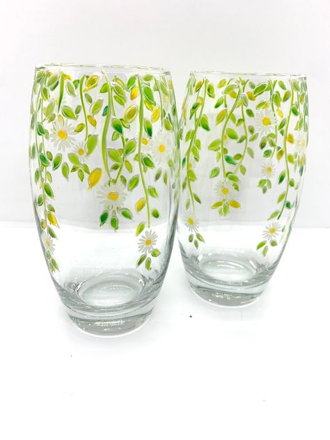 Set of 2 Hand Painted Tumblers With Daisy and Leaf Vines. Set of Tumblers. Painted Drinking Glasses. Handpainted Water Glass - Etsy UK Painted Glass Cups Diy, Wine Glass Art Paintings, Drawing On Glass Cups, Drawing On Cups Ideas, Painted Glass Cups, Painted Wine Glasses Flowers, Simple Glass Painting, Wine Glass Painting Ideas Easy, Glass Cup Painting