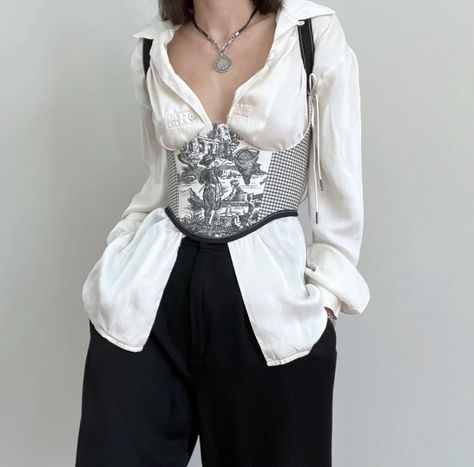 Black and white outfits
Button down shirt Under Bust Corset, Corset Looks, Corset Outfit, Corset Fashion, Outfit Vintage, Moda Chic, Corset Belt, Underbust Corset, Evening Outfits