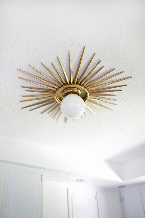 Need to do this! Sunburst ceiling medallion DIY (click through for tutorial) Ceiling Medallions Diy, Sunburst Mirror, Diy Sofa, Beautiful Mess, Modern Light Fixtures, Ceiling Medallions, Flooring Options, Ikea Hacks, Diy Lighting