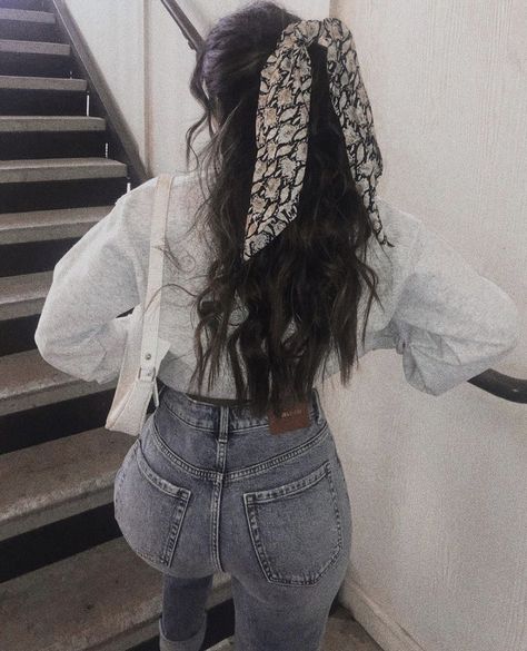 Butter Wallpaper, Hairstyle Aesthetic, 2025 Style, Scarf Aesthetic, Curly Styles, Wear A Scarf, Couple Picture, Ways To Wear A Scarf, Casual Hairstyles