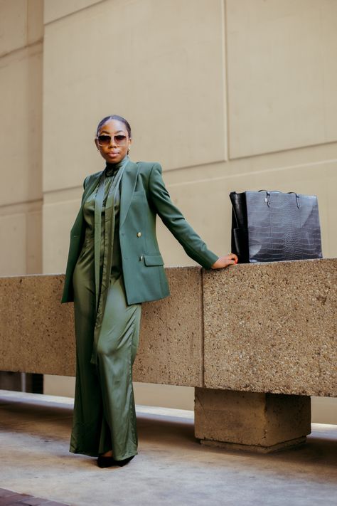 Styling jumpsuits for work can be an easy option for the office Green Outfit Women, Green Monochromatic Outfit, How To Style Jumpsuit, Styling Jumpsuits, Green Jumpsuits, Green Monochromatic, Olive Green Outfit, Winter Workwear, Olive Green Jumpsuit