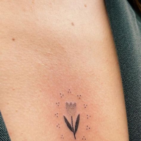 Anna on Instagram: "Super cute one 🌷 Handpoke à @lecho.studio #handpoke #handpoked #handpokedtattoo #handpoketattoo #cutetattoo #chesttattoo #smalltattoo #bordeaux #bordeauxtattoo #tuliptattoo" Cute Handpoke Tattoo, Handpoke Flower Tattoo, Stick N Poke Flash, Handpoke Tattoo Ideas, Anna Tattoo, Stick N Poke Tattoos, Hand Poke Tattoo, Ornamental Tattoos, Be Brave Tattoo